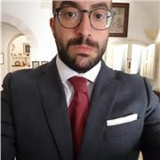 Laureato in Scienze Politiche con certificazione Cambridge London School impartisce lezioni di Diritto e di Inglese